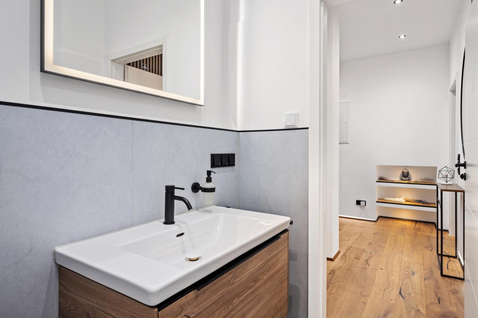 Edler Wohnraum Luxurioeses Stadtstudio Mit Balkon, Kaffeevollautomat & Klima Zwickau Luaran gambar